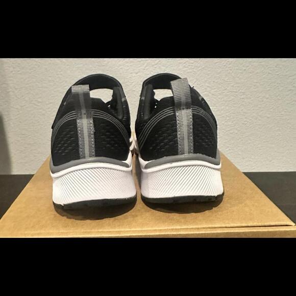 New Skechers Boys Sneakers Youth Size 2 Black/White/Gray - Picture 3 of 4